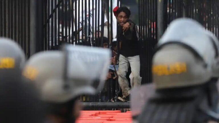 Aksi-Demonstrasi-di-Depan-Gedung-DPR-Berakhir-Ricuh_20260827_211327