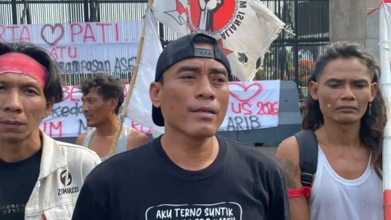warga-Pati-yang-tergabung-dalam-Aliansi-Masyarakat-Pati-Bersatu-AMPB-tiba-di-Gedung-DPR-1024x576-1